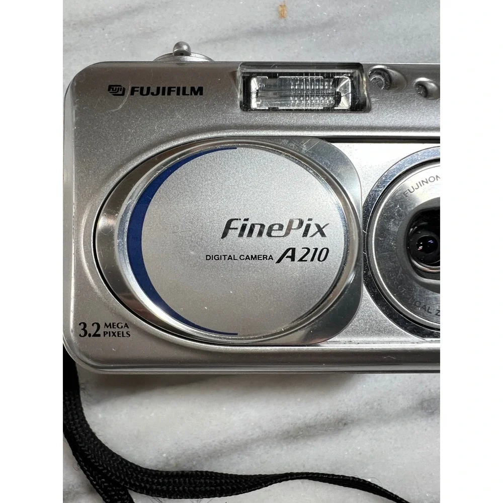 Fujifilm FinePix A210 Digital Camera 3.2 MP 3x Optical Zoom Silver TESTED WORKS